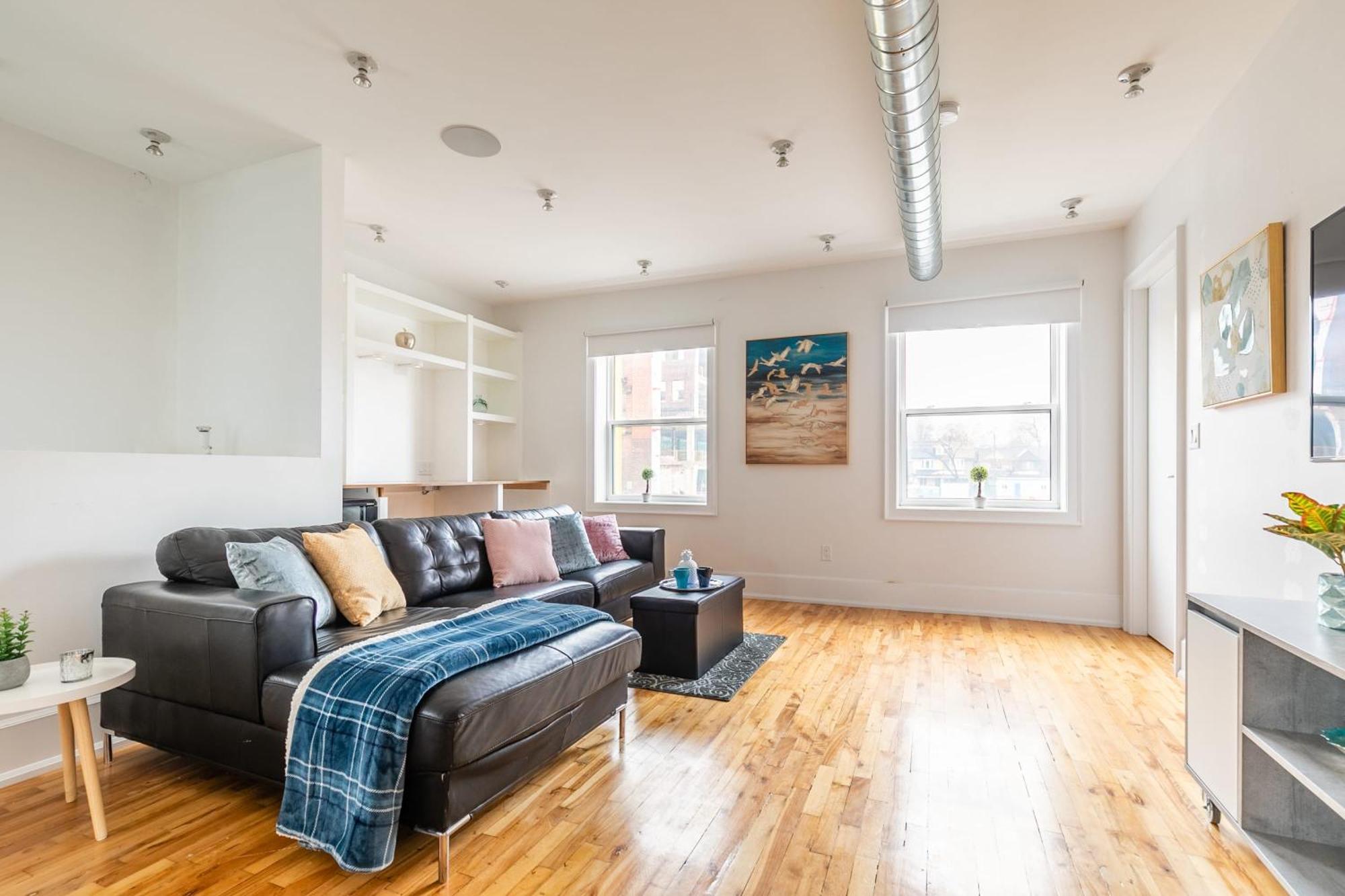 Modern 2 Bedroom Condo - Heart Of Leslieville 多伦多 外观 照片