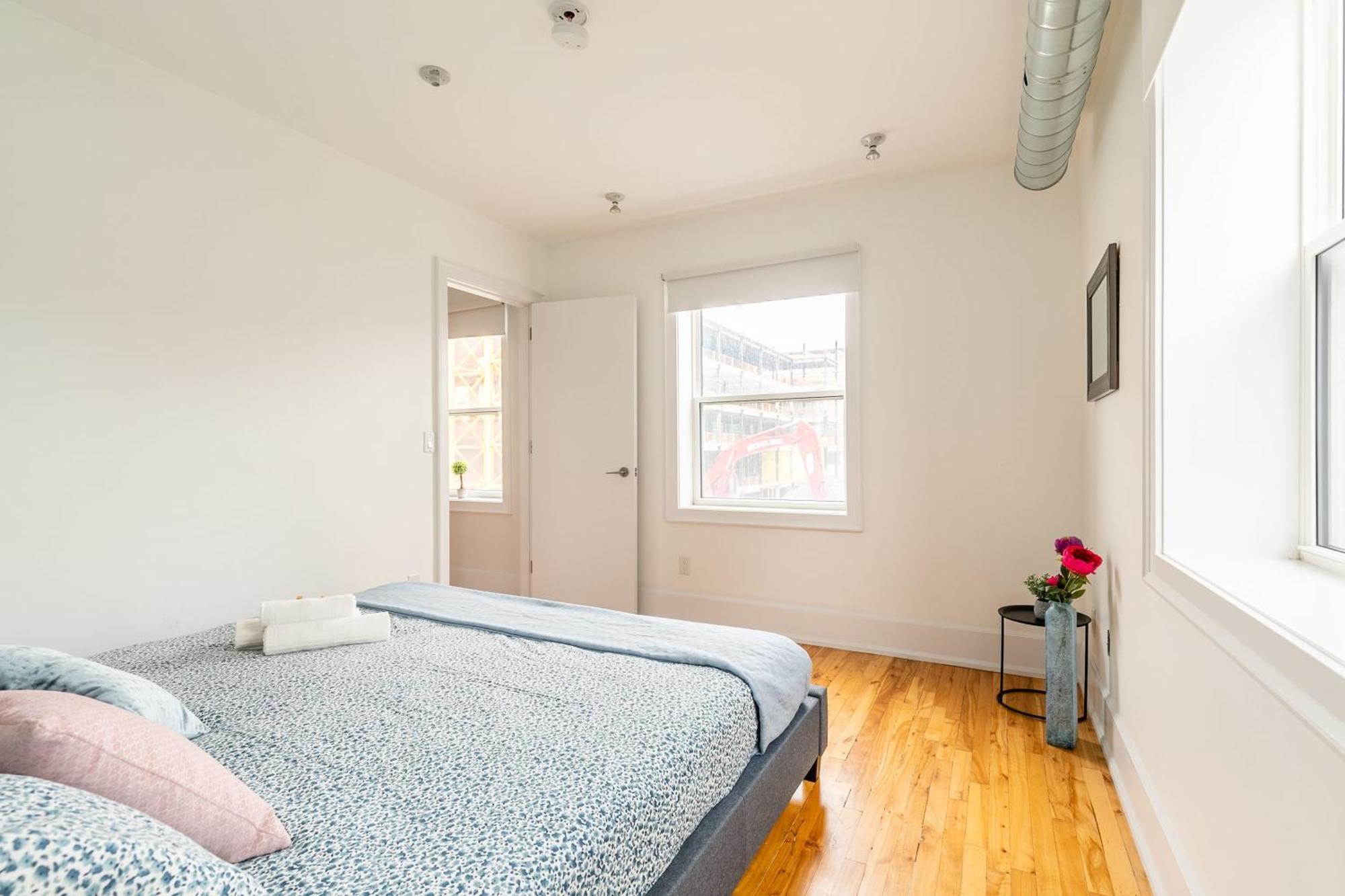 Modern 2 Bedroom Condo - Heart Of Leslieville 多伦多 外观 照片
