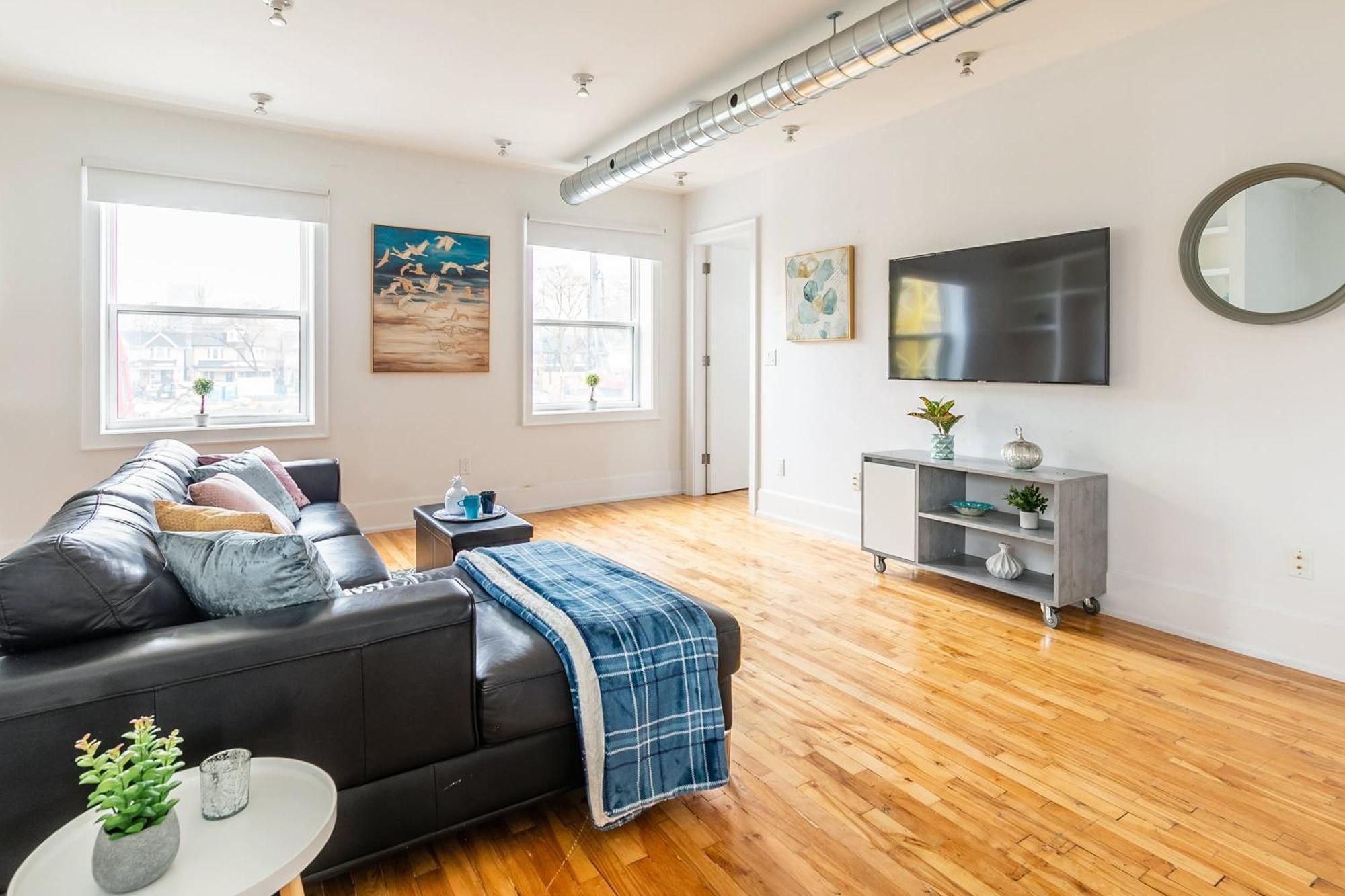 Modern 2 Bedroom Condo - Heart Of Leslieville 多伦多 外观 照片