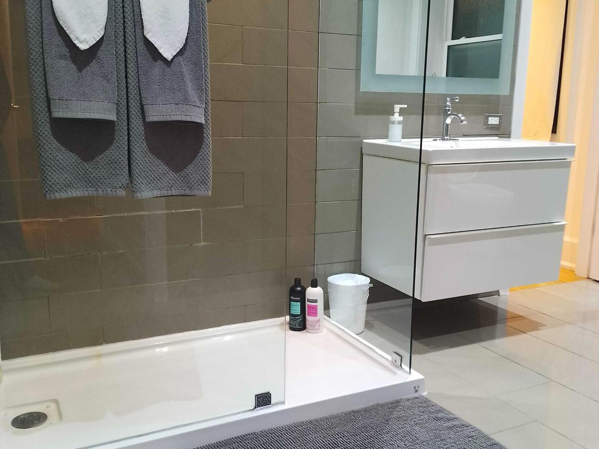 Modern 2 Bedroom Condo - Heart Of Leslieville 多伦多 外观 照片